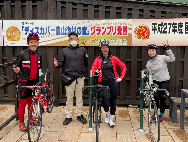 町中の自転車を留めるバー