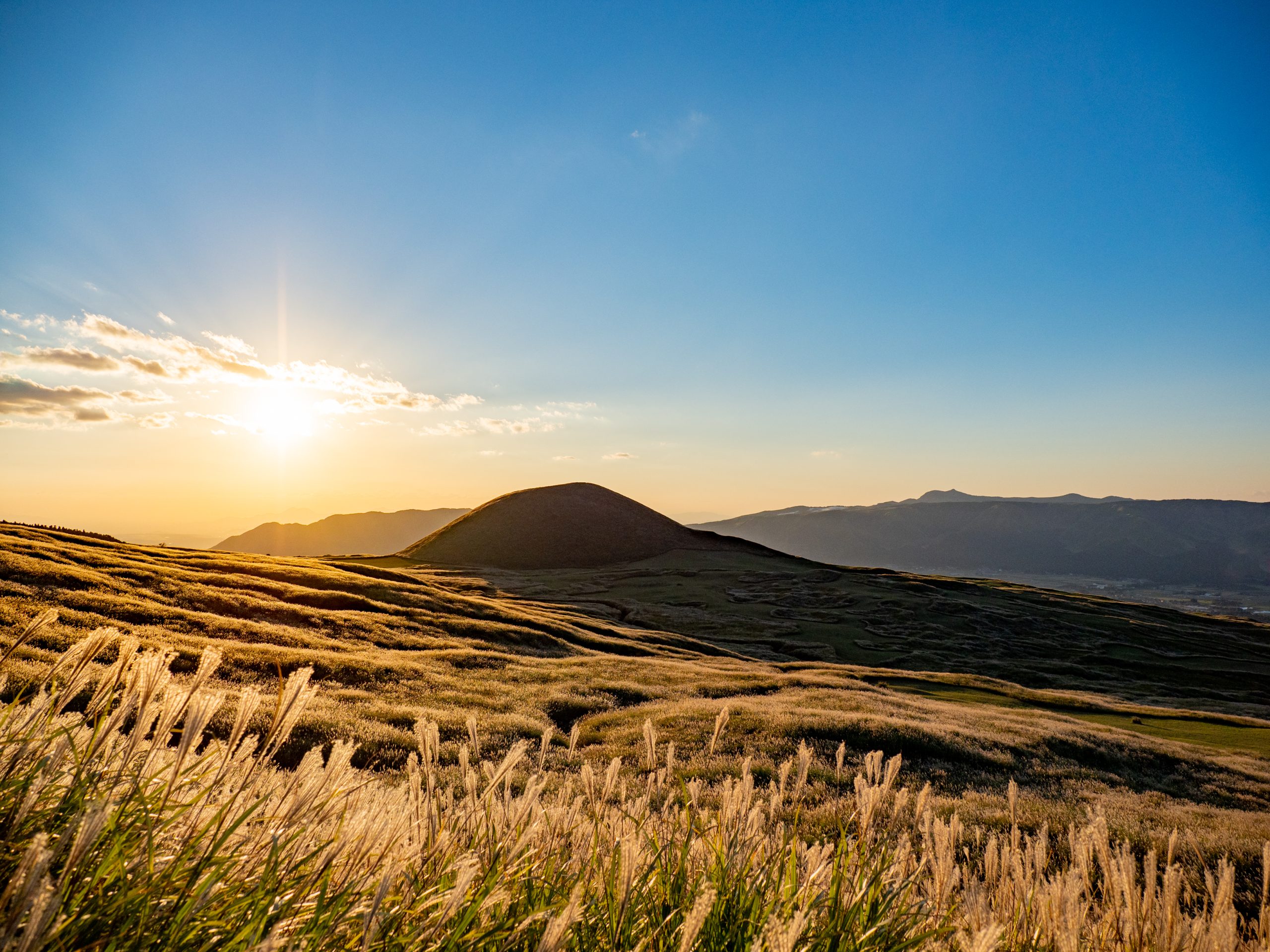 阿蘇山の夕暮れ春 aflo_209384386.jpg