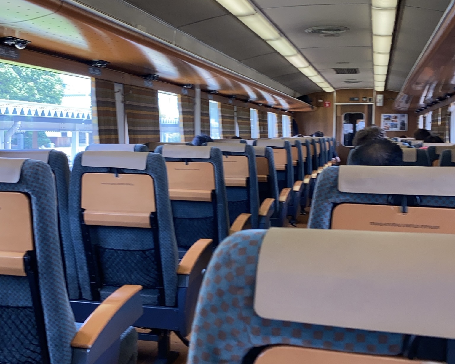九州橫斷特急車廂內部