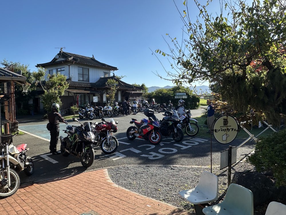 HIBARI’s PIZZA & GRILL 停車場聚集多台重機的早晨景象